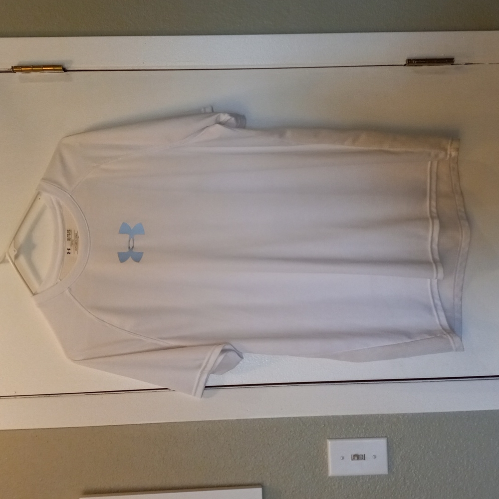 Under Armour white SS polyester shirt fitted XL